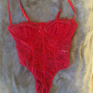 Korsett - Spetskorsettbody, med justerbara axelband. Aldrig använd