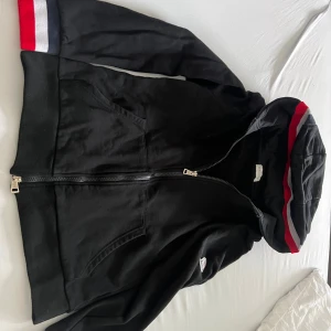 Moncler tröja - Säljer denna Moncler jacka den är i storleken S men passar XS
