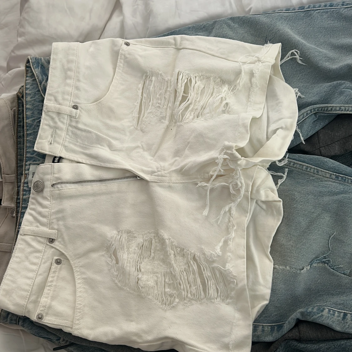 Vita jeansshorts med slitningar