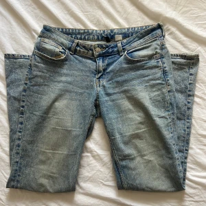 Low waist bootcut jeans  - Ljus blå bootcut jeans från H&M i storlek 38💕Använda men  i fint skick! 
