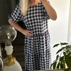 Rutig långklänning - Snygg långklänning med svartvitt rutigt mönster från h&m