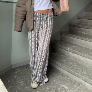 Hm byxor  - Säljer skit snygga mönstriga byxor från hm!!  🤍🤍 