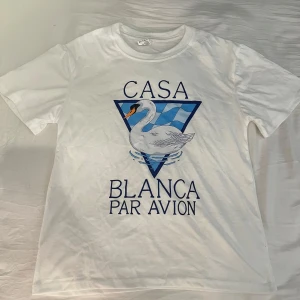 Casablanca T-shirt  - Vit Casablanca T-shirt perfekt till sommaren, använd storlek S. 