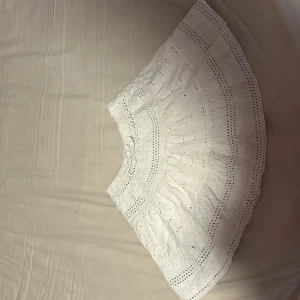 Vit broderad kortkjol från Zara tyg  - Superfin vit kortkjol från Zara med broderade detaljer och hålmönster. Kjolen har elastisk midja och volangig form som ger en söt och luftig känsla. Perfekt för varma dagar när du vill ha något lätt och snyggt. Storlek 128 fast jag har 146 och den passar så om man har mellan 128 till 146 funkar den  bra matrieal vitt tyg bra skick 