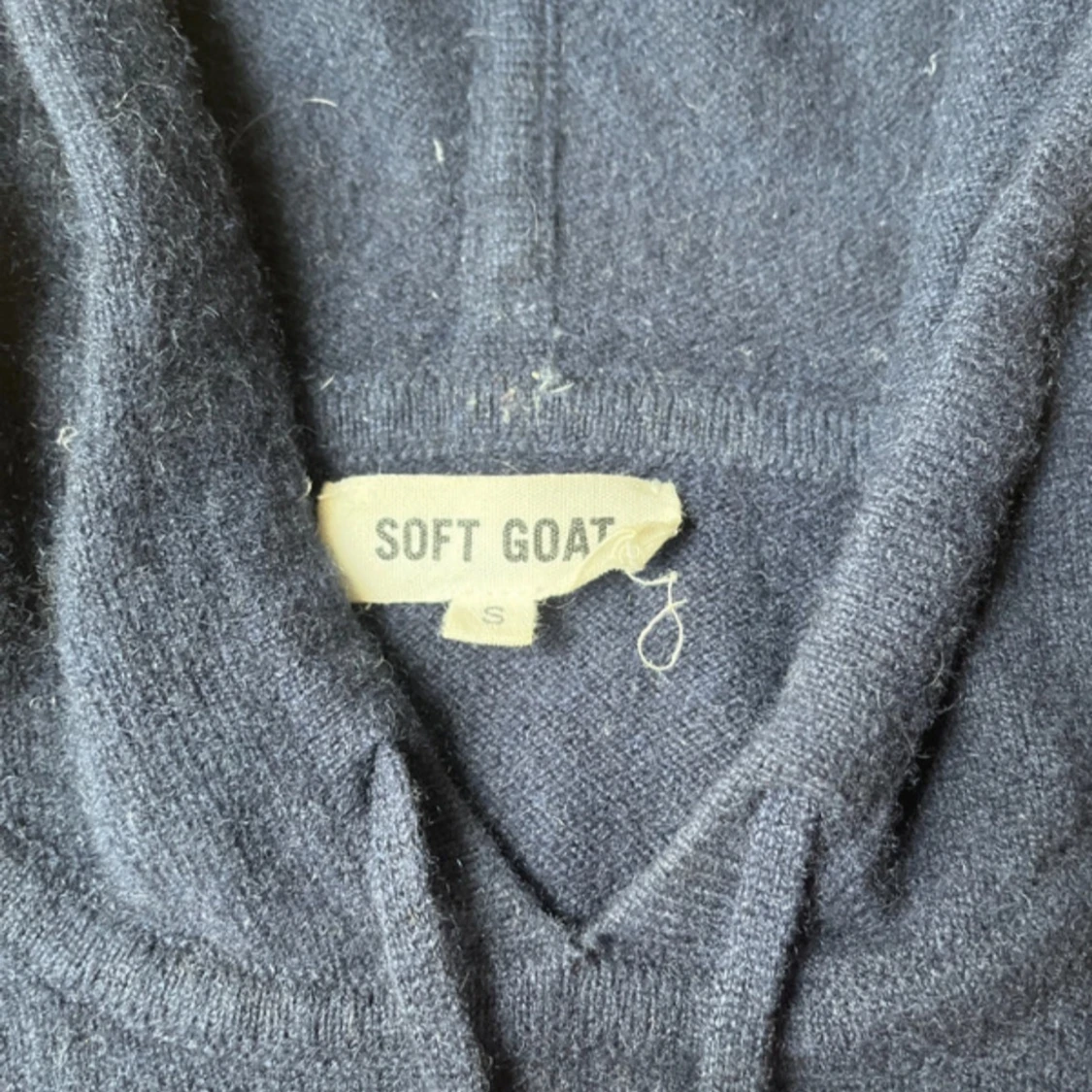Mörkblå kashmirhoodie från Soft Goat - 1