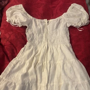 Vit kortklänning med puffärmar - Superfin vit kortklänning med puffiga kortärmar 