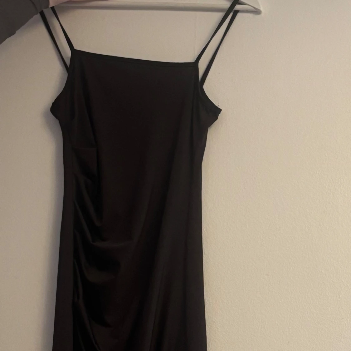 brun långklänning med smala axelband