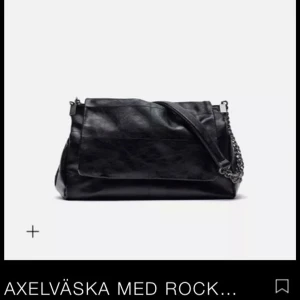 Svart axelväska i skinn med kedja - Söker!!!! Den är från Zara men finns inte i lager längre hör gärna av dig om du vill sälja 