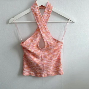 Aprikosfärgad halterneck topp 🧡 - En aprikosfärgad halterneck topp från Ginatricot i storlek S. Köptes på Sellpy, har aldrig kommit till användning. Finns inga tecken på användning! FÖRST TILL KVARN!🧡(BUNDLERABATT VID KÖP AV FLER ARTIKLAR!)