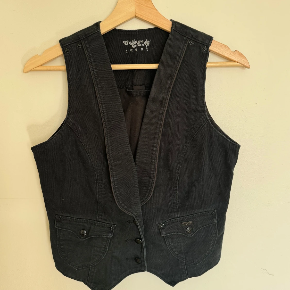 Svart jeansväst från College Clan
