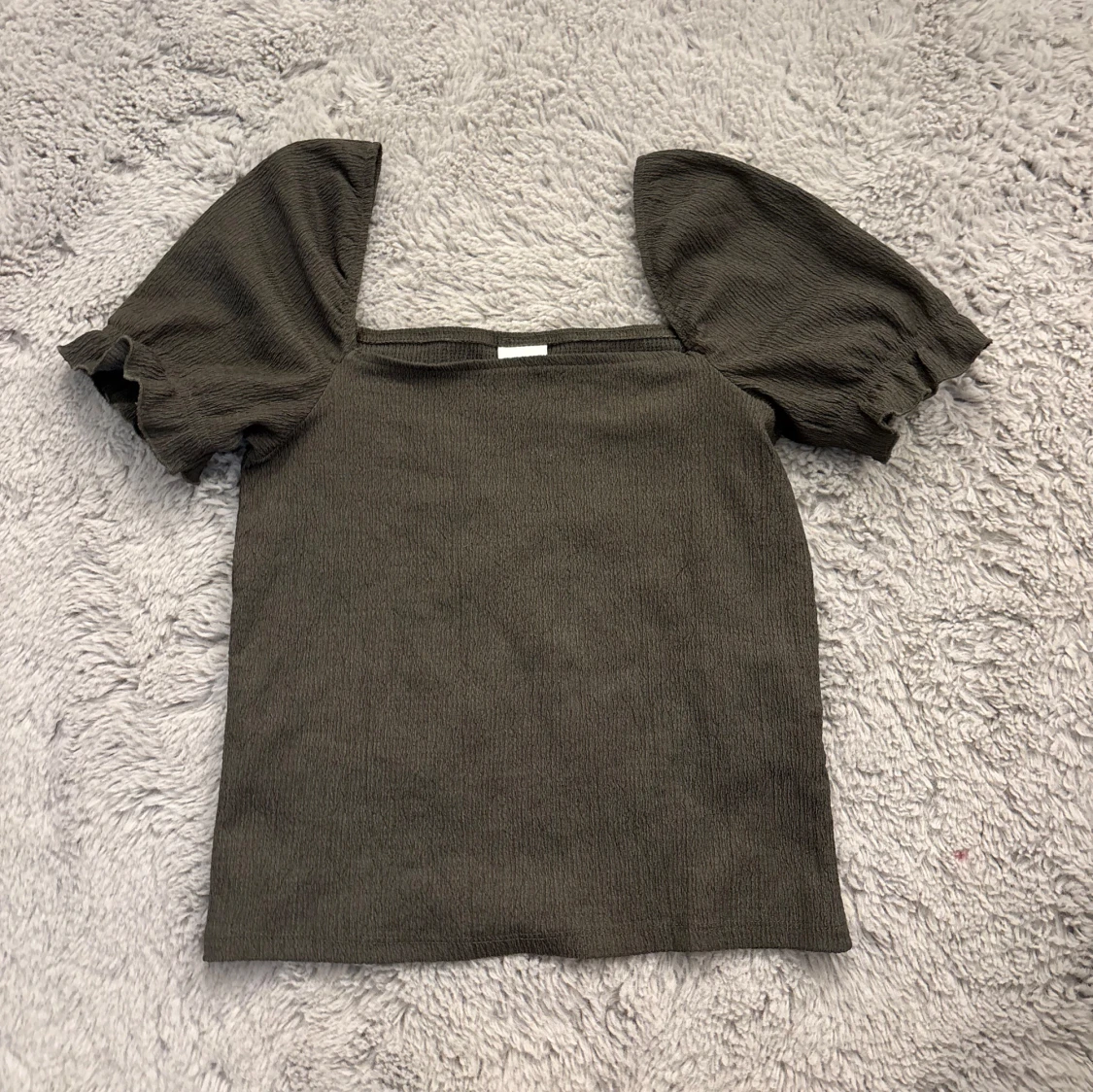 Mörkgrön topp med puffärmar