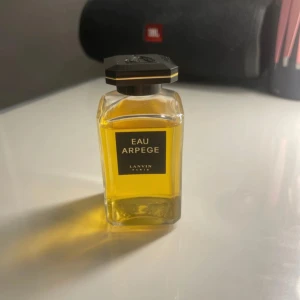 Oöppnad! Lanvin - Eau Arpège EdP 50ml - Märke & doft: Lanvin – Eau Arpège (Paris) > Volym: 50 ml Eau de Parfum Skick: Oöppnad & förseglad – som ny  Doftprofil: En elegant, aldehydisk blomstämpel med inslag av jasmin, iris och mysk – klassisk och sofistikerad.  Bakgrund: Ursprungligen lanserad 1927, en av Lavnins mest ikoniska dofter. Den har behållit en sinnesrörelse och charm över generationer  ￼ ￼.  ✅ 100 % äktad ✅ Förvarad svalt och mörkt ✅ Skickas välpaketerad och snabbt                                   pris går att diskuteras!!!