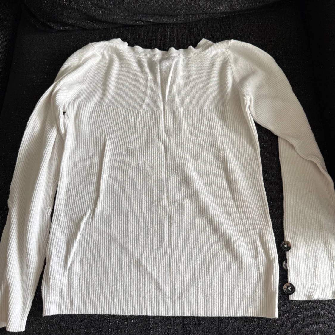 Vit ribbad långärmad tröja med knappar - 1