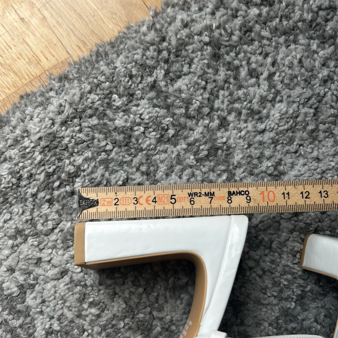 Vita sandaler med klack från H&M - 1