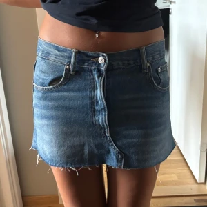 Jeanskjol  - Skit snygg jeanskjol i en fin blå färg💙använd endast 1 gång. 