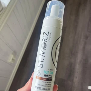 St. Moriz Fast Tan Mousse - St. Moriz Original Fast Tan Mousse är en brun-utan-sol-mousse. Ger en solkysst look på bara en timme. Innehåller 200 ml och har en lätt mousseformula som är enkel att applicera. Helt ny! Beställt fel färg och kan inte returnera 