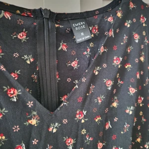 Svart blommig klänning i stl M - Svart blommig maxiklänning i storlek M från Shein. Den har använts endast en gång. Den är normal i storleken, jätte fin nu under sommaren. Skickar såklart tydligare bilder om ni är intresserade!