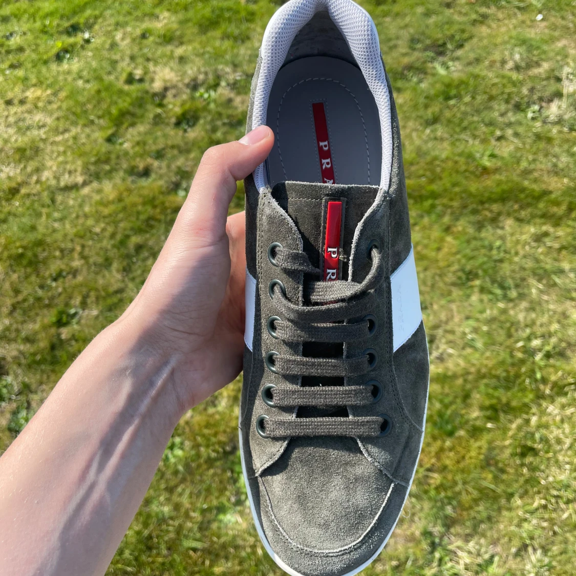 Grå gröna mockasneakers från Prada - 1