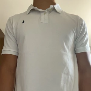 Vit pikétröja från Ralph Lauren  - Klassisk vit pikétröja från Ralph Lauren i storlek . Storlek 18-20 år och sitter som S, då det är från junior avdelningen. Sparsamt använd. Skick 9/10. Snygg och stillig nu till sommaren.😃✌️