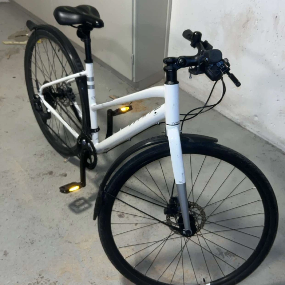 Välvårdad vit hybridcykel – snabb, lätt och snygg! - 4