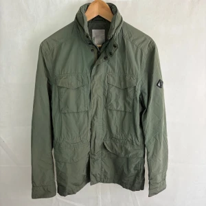 J.lindeberg field jacket  - Fint skick! Modellen är 185 och bär S. En tunnare jacka, perfekt till sommarkvällar 
