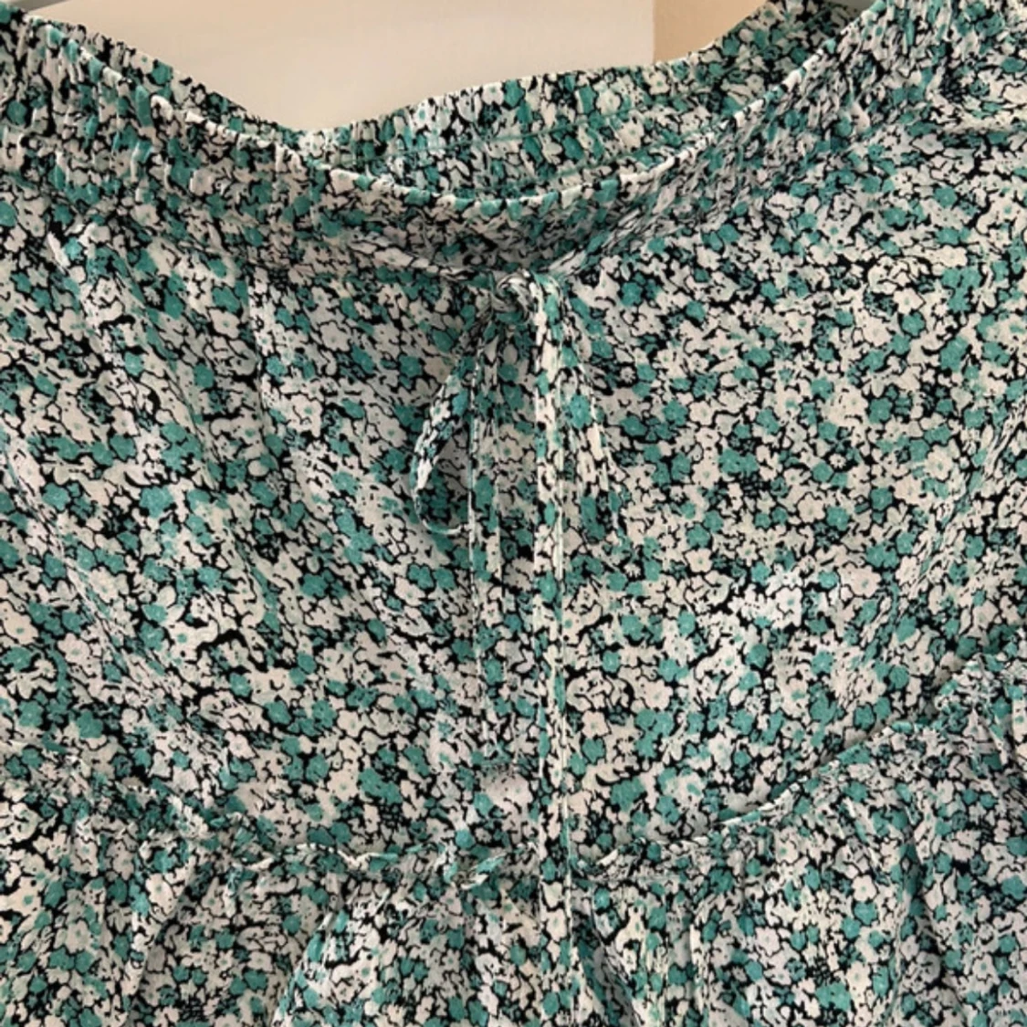 Blommig kortkjol med volang och knyt - 2