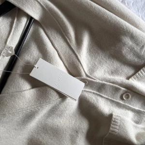 Ullkofta arket cardigan - Ullkofta från arket, helt ny med lapp kvar. denna är köpt nyligen och har inga defekter eller liknande🌸 storlek L passar mig som har s/m köpt större för en lite lösare look.
