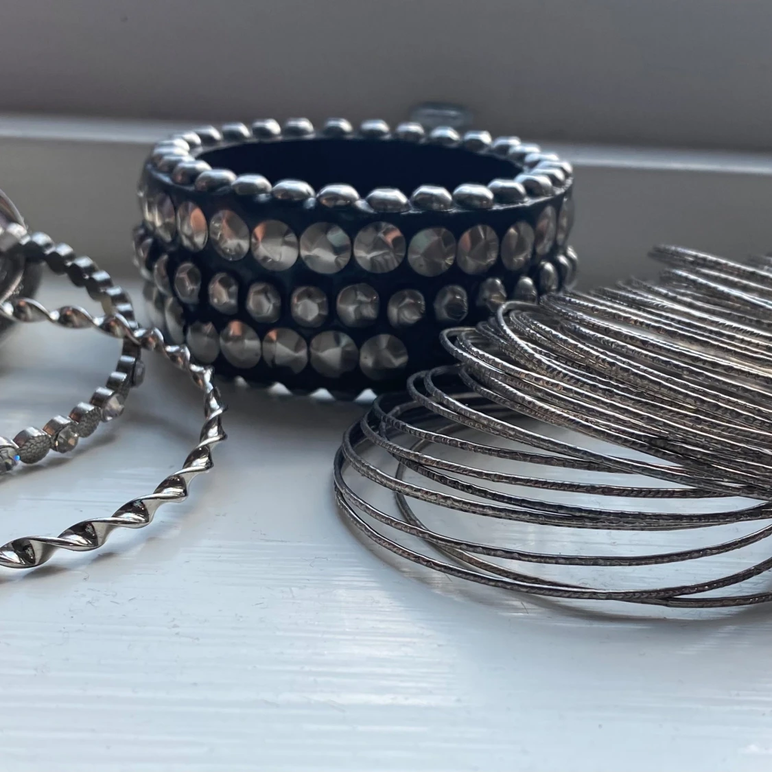 Brett svart armband med silvriga nitar/stenar - 2