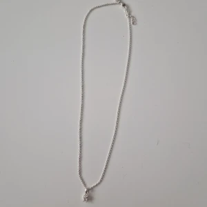 Safira Disa Halsband - 42-45cm lång. Nypris 599kr. Använd men i mycket bra skick, ser inga skavanker.   Strävar alltid efter att skicka paketet 1-2 dagar efter betalning. Packar alltid väl.