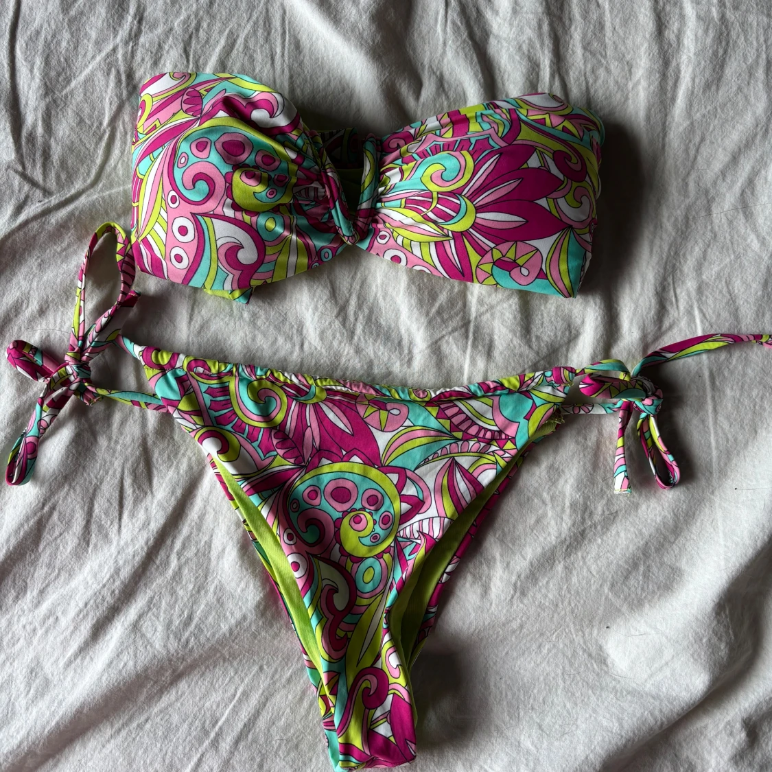 Färgglad bandeau bikini med knyt