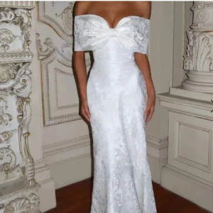 Oanvänd vit klänning - Säljer denna fina oanvända klänningen från babyboo fashion. Den är helt ny med etiketten på. Köpt för 1800 kr inkl frakt, Stl XS. Sänker priset vid snabb affär!🫶🏼