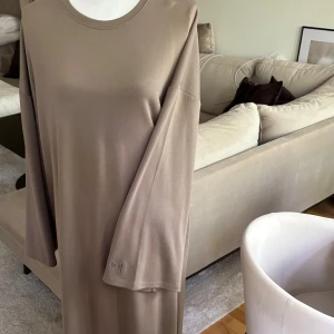 Merrachi | soft rayon dress - desert brown - Helt ny, inte min färg  Priset är fast, inga bud! ☺️   Str S Längd: 147 ( passar till alla som är långa)  Väldigt mjuk och bekväm