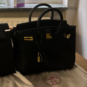 Birkin 25 - Tänkte köra en intressekoll på min Birkin 25, har aldrig haft den ute endast testat hemma. Hör av er för fler bilder🦋