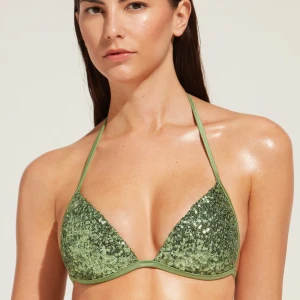 Grön bikinitopp med paljetter från Calzedonia  - Supersnygg bikini topp med paljetter från Calzedonia! Säljer då den tyvärr inte passar. Köpte den av en tjej på vinted men den är ny med prislapp och endast testad. Passar någon med b-kupa💕 (hittade inte den exakta modellen på deras hemsida men den är väldigt lik!) 
