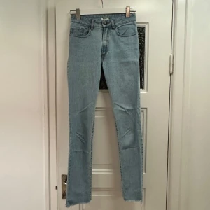 Jeans från Brandy Melville - Snygga ljusblå jeans från Brandy Melville. Rak passform och rå kant. Väldigt liten i storlek så skulle säga de passar främst strl 34 till mindre 36.