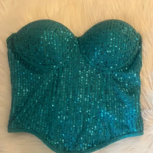 Tubtopp - Säljer denna supersnygga tubtopp/bandeaun/korsetten från shein då den aldrig kommer till användning. Den är i en unik turkos färg och säljs inte på hemsidan längre. Perfekt till sommarens alla festivaler & fester. Storlek XS och skulle säga att den är sann till storleken, passar bra på mig. Endast använd en gång och därför i superbra skick. Tveka inte att höra av er vid frågor eller funderingar och lägg gärna prisförslag!!