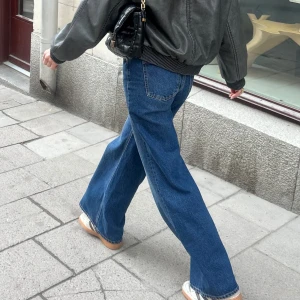 Jeans  - Säljer dessa helt slutsålda Jens ifrån HM Modell: Flared regular jeans