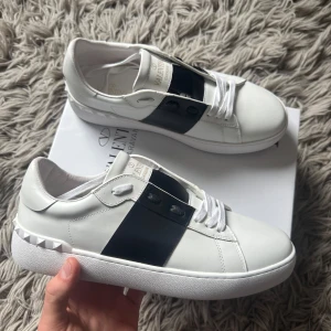 Valentino Garavani Open  - Nu säljer jag ett par otroligt fräscha Valentino Opens! Dessa skor är i rent nyskick använd fåtal gånger som du ser på bild! Perfekt nu till sommaren och sköna på den svenska hösten. Tveka inte att skriva vid minsta fundering! 
