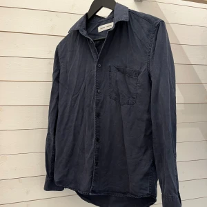 Samsøe samsøe skjorta - Samsøe samsøe skjorta - Storlek: S - skjortan är i ett fint skick utan några defekter - Nypris: 1200kr - vårat pris: 249kr