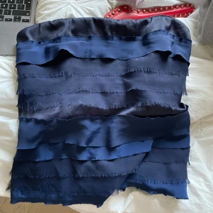 Olika mörkblå färger med fransar - Jättesnygg bandeau topp 