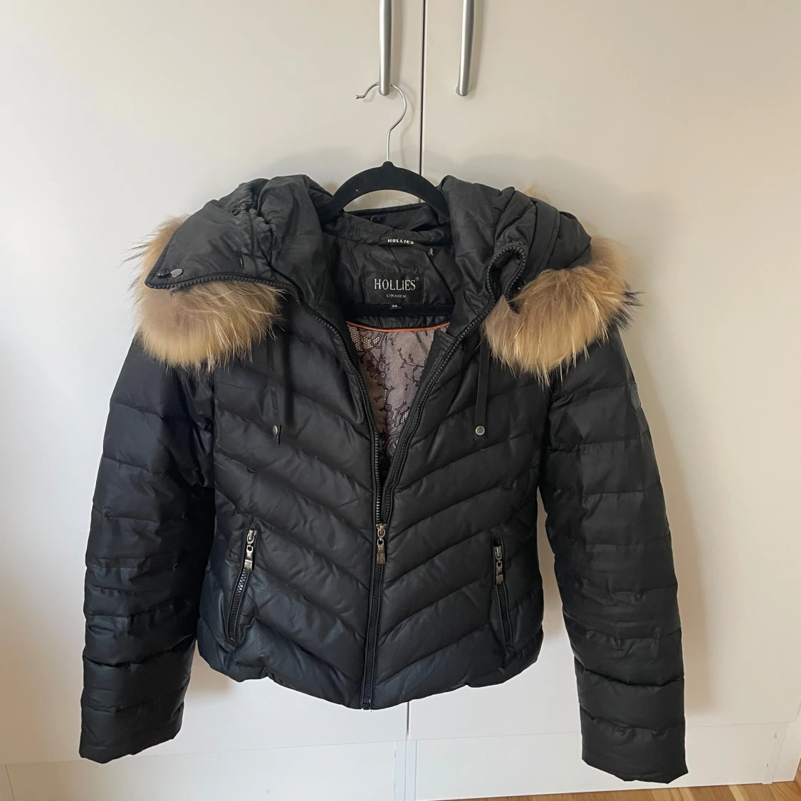 Svart vinterjacka med äkta päls från Hollies