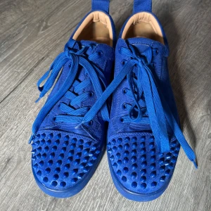 Christian Louboutin skor stl 41 - Christian Louboutin skor stl 41  Nyskick då de är använda 2ggr.  Låda, påse och extra nitar finns med.