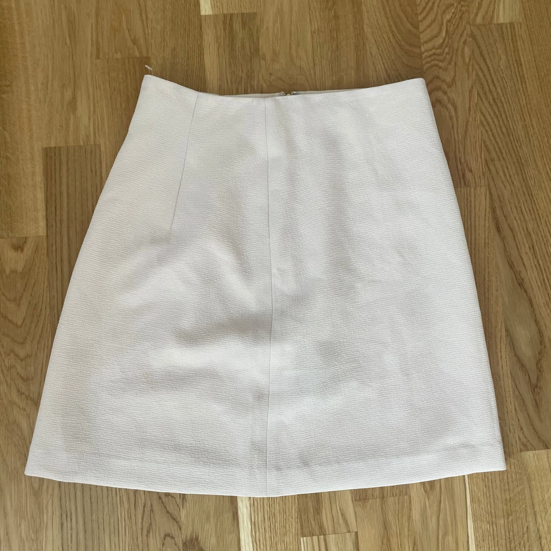 Vit kortkjol med vågig kant