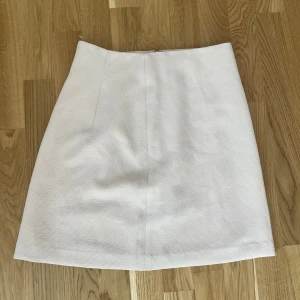 Vit kortkjol med vågig kant - Mycket gott skick, använd ett fåtal gånger  Nypris 1300kr