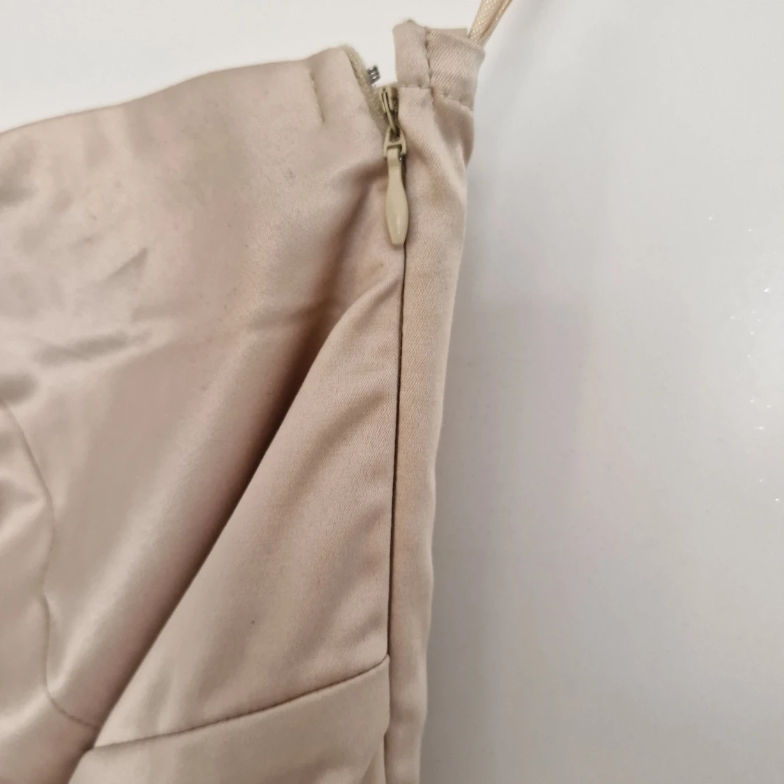 Champagnefärgad volangklänning Amisu - 3