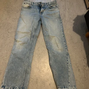 Ljusblå raka jeans med slitningar - Säljer ett par ljusblå flared jeans med raka ben från Zara. Sitter bra på mig som är 178 men lite för tighta så väljer att sälja