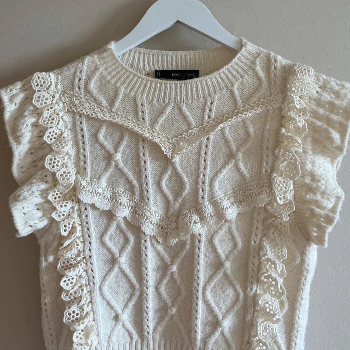 Stickad ärmlös topp med spets från Mango - 1