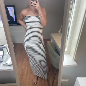 Randig off shoulder klänning  - Säljer en randig off shoulder klänning som används 1-2 gånger.