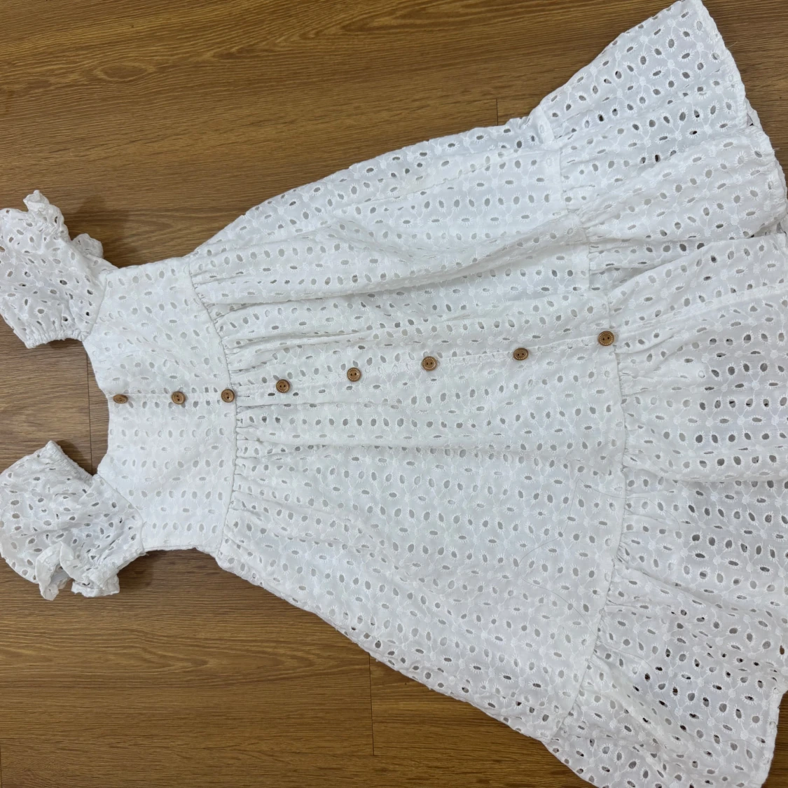 Vit broderad sommarklänning med volang