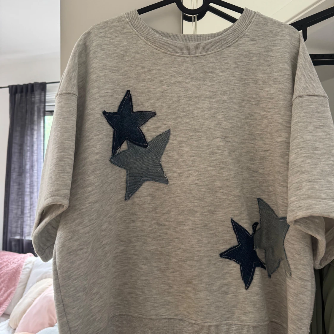 Grå tjocktröja med stjärnor - 1